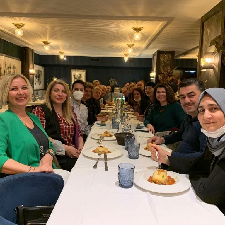 iTecBcn's tweet photo. ✈️ Avui, el nostre equip de mobilitat segueix al Barcelona Meeting IDEAL!
👉 Els social dinner són part dels projectes #ka2! Sempre surten noves idees, projectes i sinergies💫
Que les Erasmus no s'aturin!! 🌍
#ErasmusITB #institutmvm #ErasmusPlus #ITB https://t.co/fdN6rVtYn3