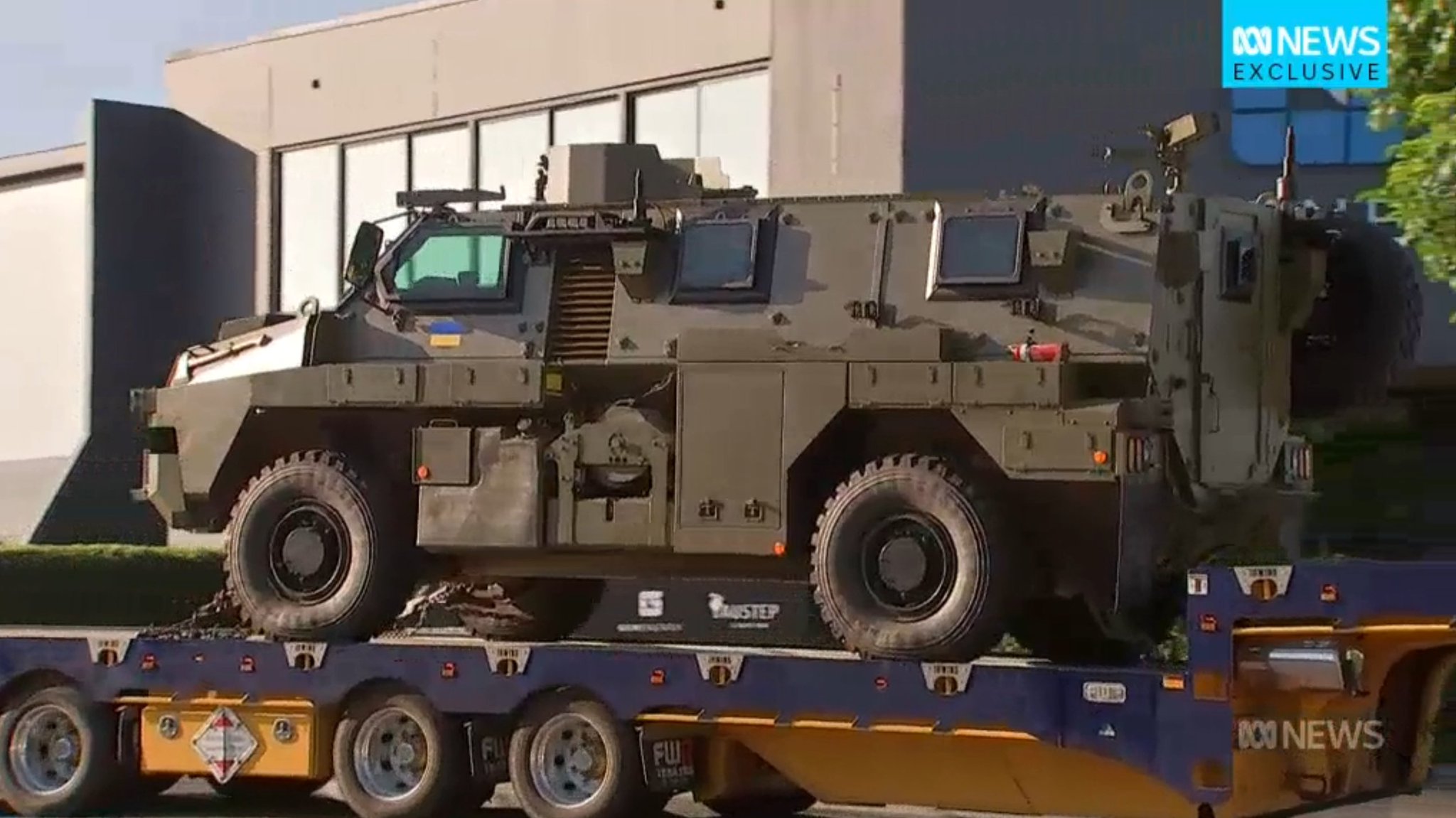 [情報] 澳洲贈烏的裝甲車Bushmaster已至當地機場