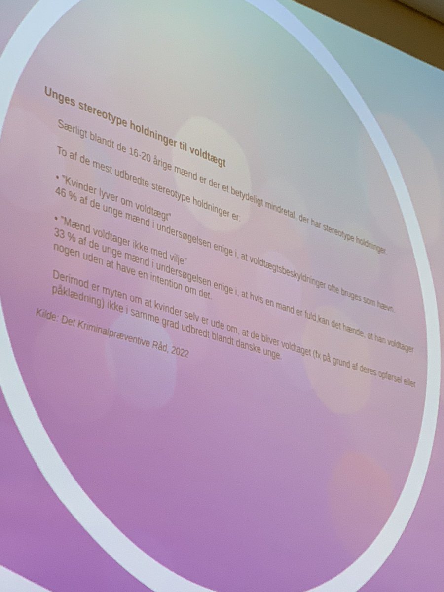 Alkohol_Samfund's tweet photo. Festkultur har betydning for unges seksuelle oplevelser, fortæller @lenestavn @SexogSamfund på national alkoholkonference #DNA22
Helt unge mænd overladt til sig selv i learning by doing i stedet for seksuel dannelse. Og 1/3 mener voldtægt ikke er med vilje, hvis man er fuld https://t.co/HsTrRHVaXc