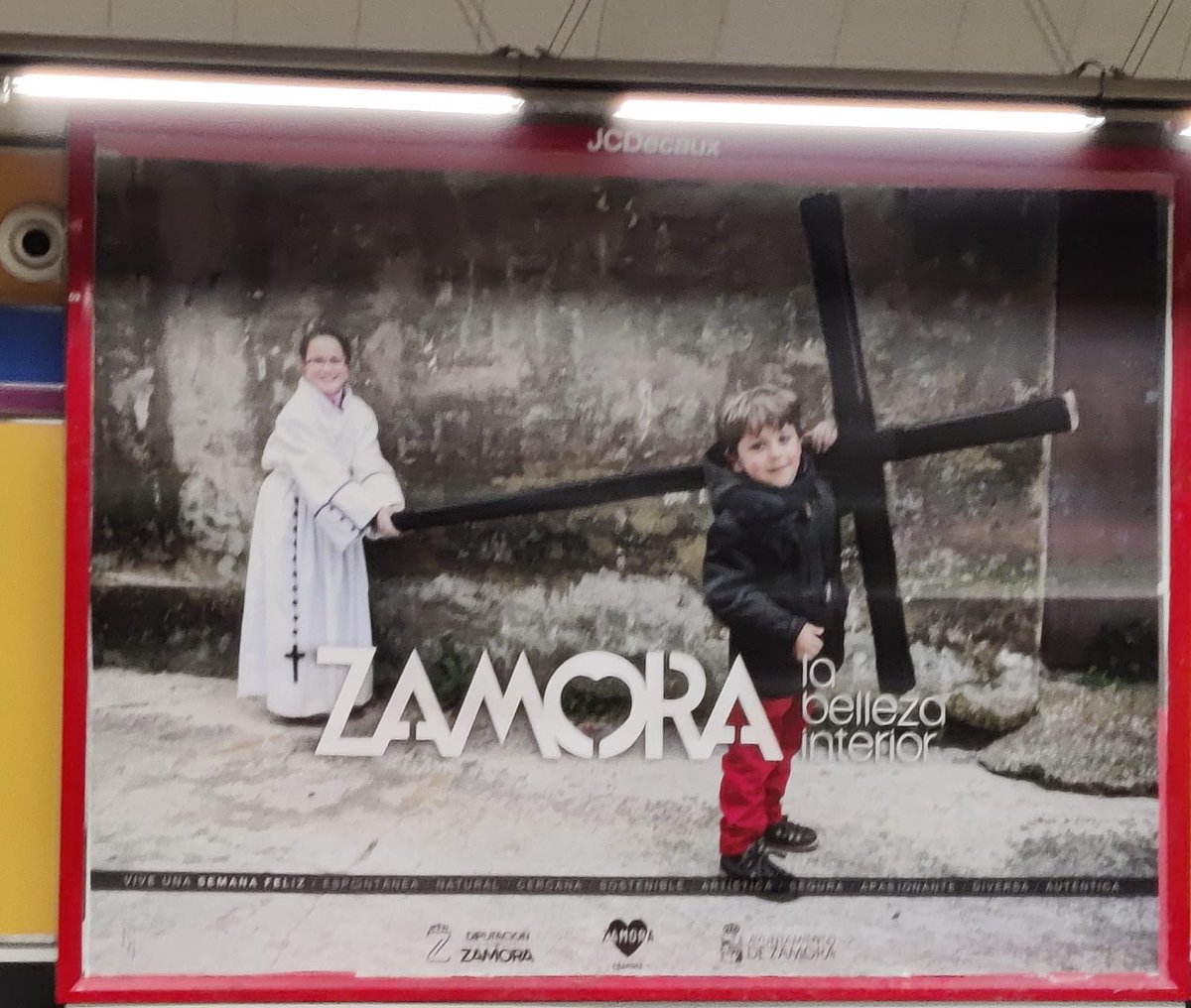 perogobi's tweet photo. @AytoZamora @dipuzamora @JuntaProSSZamor @ZamoraSpain De verdad pensáis que este cartel de gran formato en el metro de Madrid es digno de la imagen de nuestra Semana Santa? Un fondo sucio y niños cargando una cruz enorme es nuestra mejor imagen? Conocen uds nuestra Semana Santa? https://t.co/2VLCWIWPRq