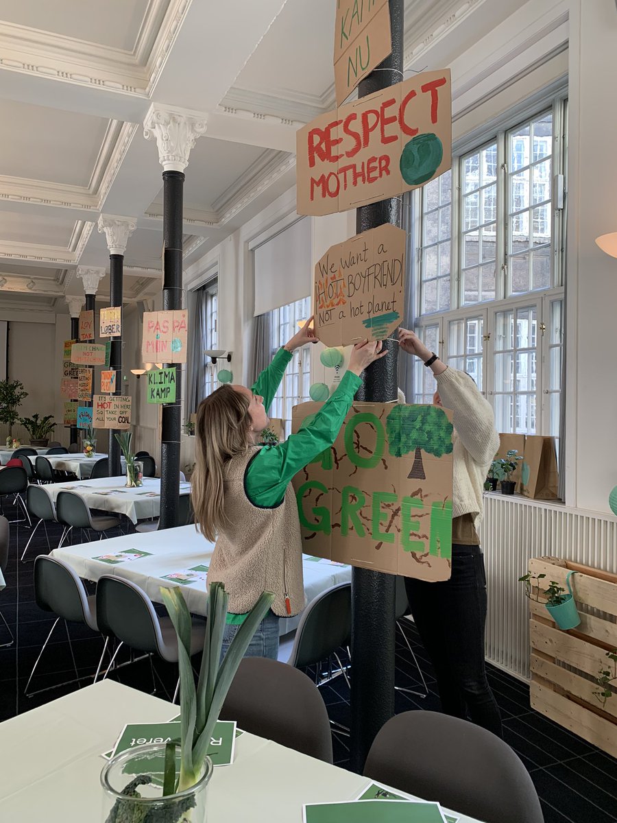 TaenketankenDEA's tweet image. Vores seje studentermedhjælpere er ved at lægge sidste hånd på udsmykningen til DEAs  #partnerdag Temaet i år er ‘Danske uddannelser i den grønne førertrøje’🌱🌿☘️♻️ #uddpol #dkgreen Vi ses kl. 13🤗