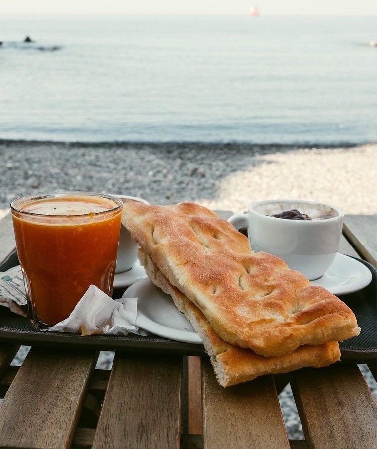 ✨ Svegliarsi a #Genova, fare una passeggiata, sedersi in riva al mare con due slerfe di focaccia, cappuccino e spremuta e godersi il sole tiepido del mattino mentre le onde si infrangono sulla battigia. 

Questo lo puoi vivere solo a  #GenovaMoreThanThis.