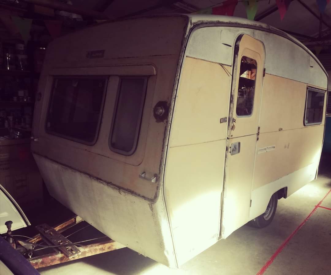 TheEnglishCarav's tweet photo. On This Day 2019...
We started restoring a 'Alpine Sprite' vintage caravan. This caravan has been owned all its life by the same family.. Lots of memories ❤️❤️❤️ #SpriteAlpine https://t.co/6HfueXdD6E
