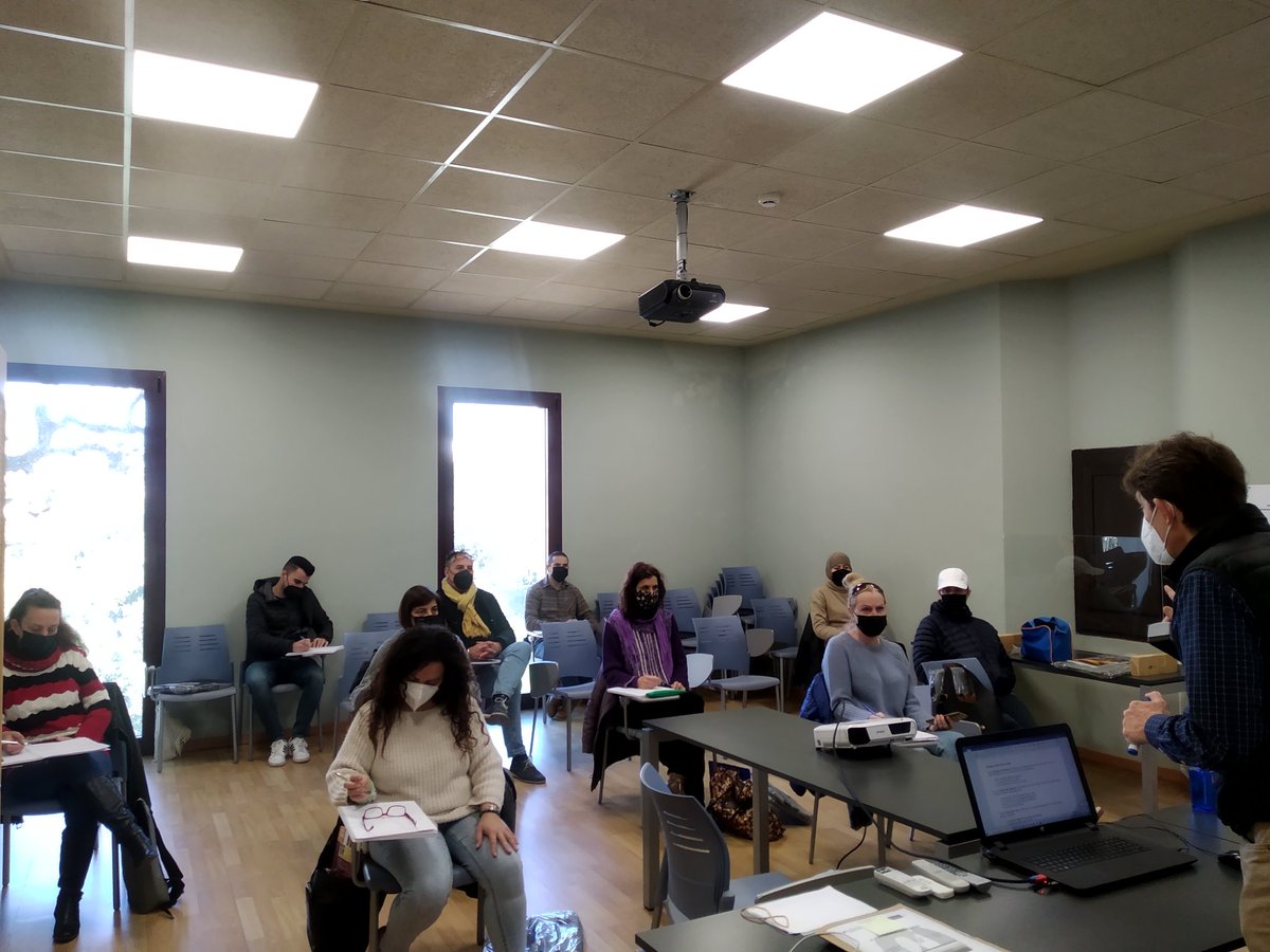 IDFOGirona's tweet photo. Seguim a #Lloret amb l'#ArthurPost impartint #Intermediate #English #Conversation a la #MasiadecanSaragossa de @Lloret_de_Mar i @Promocio_Lloret. https://t.co/tWpEwQ84mC