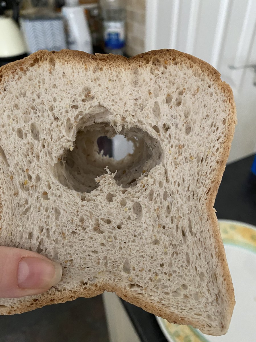 Snogmagnet's tweet photo. @geniusfoods was someone in the factory feeling peckish? 😩 It’s bad enough having to pay through the nose for a loaf of bread but it’s even worse when you only get half! https://t.co/7OtOM7bo8i
