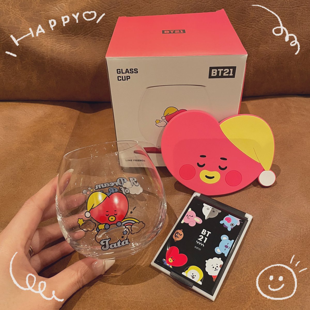 maiyon7's tweet photo. 本日、ARMYになって3回目のお誕生日を迎えました🎂💜
家族やリア友以外の皆さんにも沢山お祝いしてもらえて嬉しい限りです🥰💕

子供達がBT21のミラーとTATAのコースター付きグラスをプレゼントしてくれました🎁✨

最近めっきり低浮上ですが…これからも仲良くしてもらえたら嬉しいです☺️💜보라해💜 https://t.co/47ntL5l9Ll