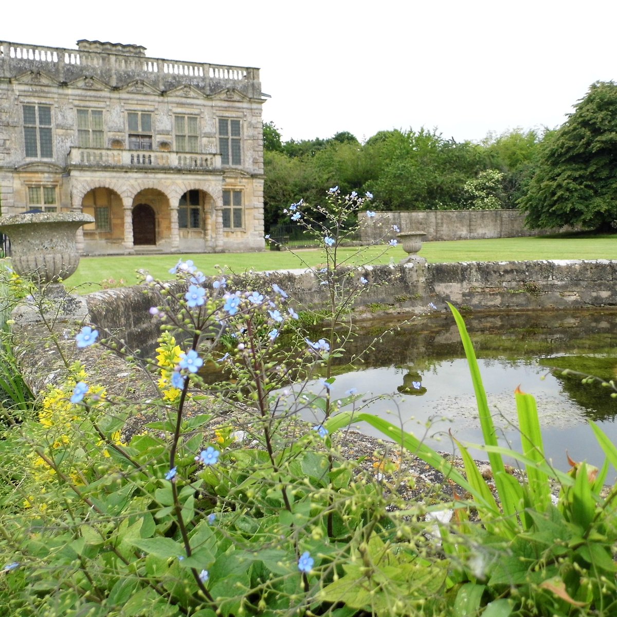 It's Lodge Park's first open weekend of the year this weekend (9-10 April). Why not take a #GuidedTour of this fascinating building and find out about the gambling and frivolity that took place in the 17th century. Admission by pre-booked ticket only - nationaltrust.org.uk/lodge-park-and…