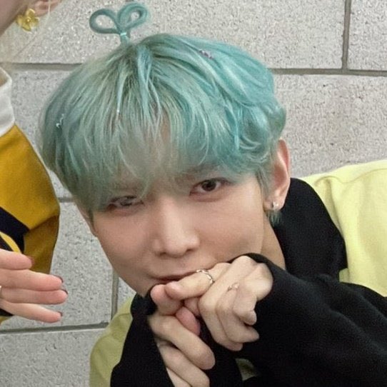 YEOSANGLOOK's tweet photo. Yeosang                                      Atiny https://t.co/C53uEOPIUQ