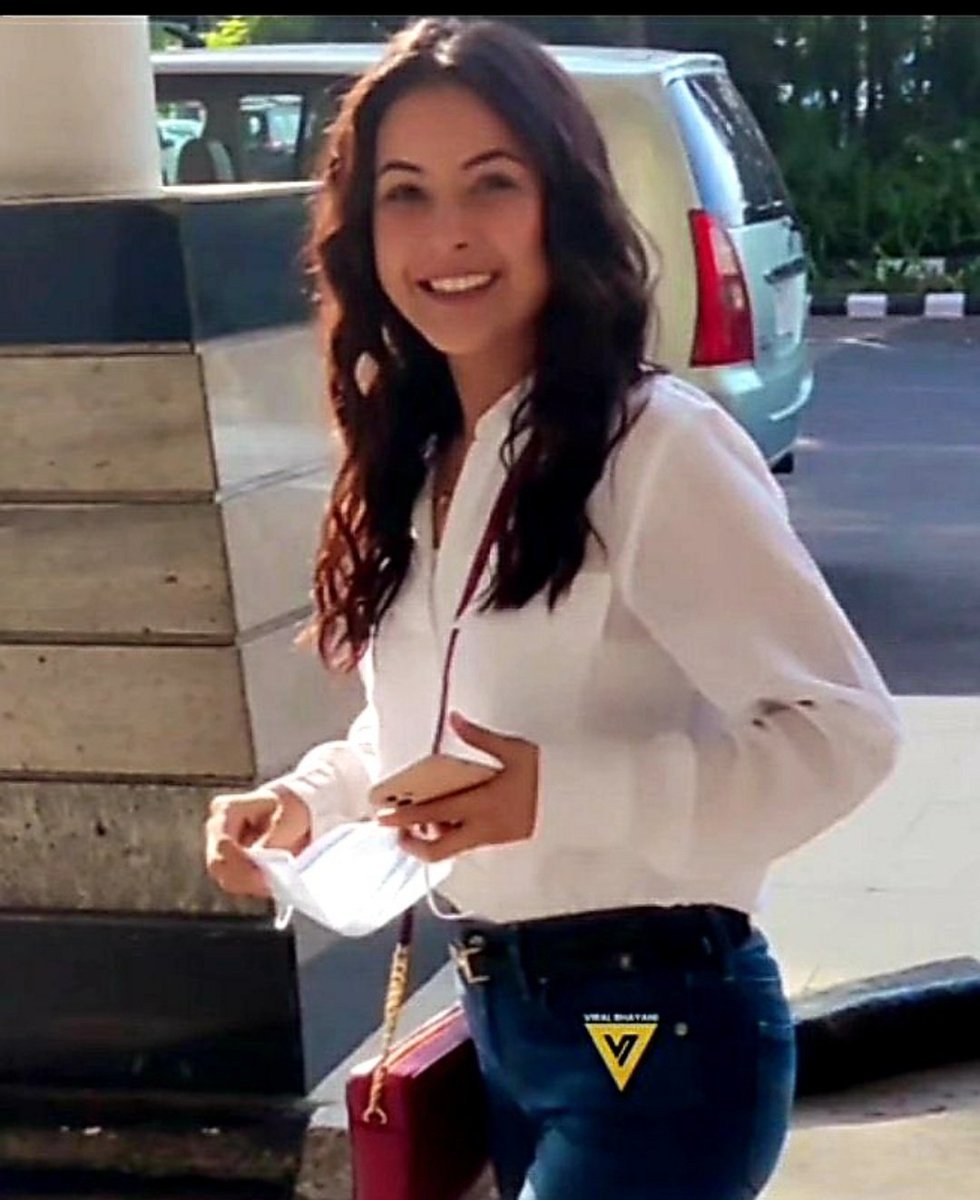 BindiSenghera's tweet photo. @TheSiasatDaily Can't take my eyes off Sana @ishehnaaz_gill megawatt SMILE is so Contagious 😁 what a Beauty 🥰🥰❤❤
#ShehnaazGill 
GOD BLESS SHEHNAAZ https://t.co/r8KZjjLIhK