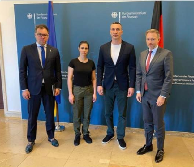 Männer, klärt mich mal bitte auf: Trägt man das Sakko jetzt tatsächlich so? 

Ist das gerade im Trend seinen alten Konfirmantenanzug zu recyclen?