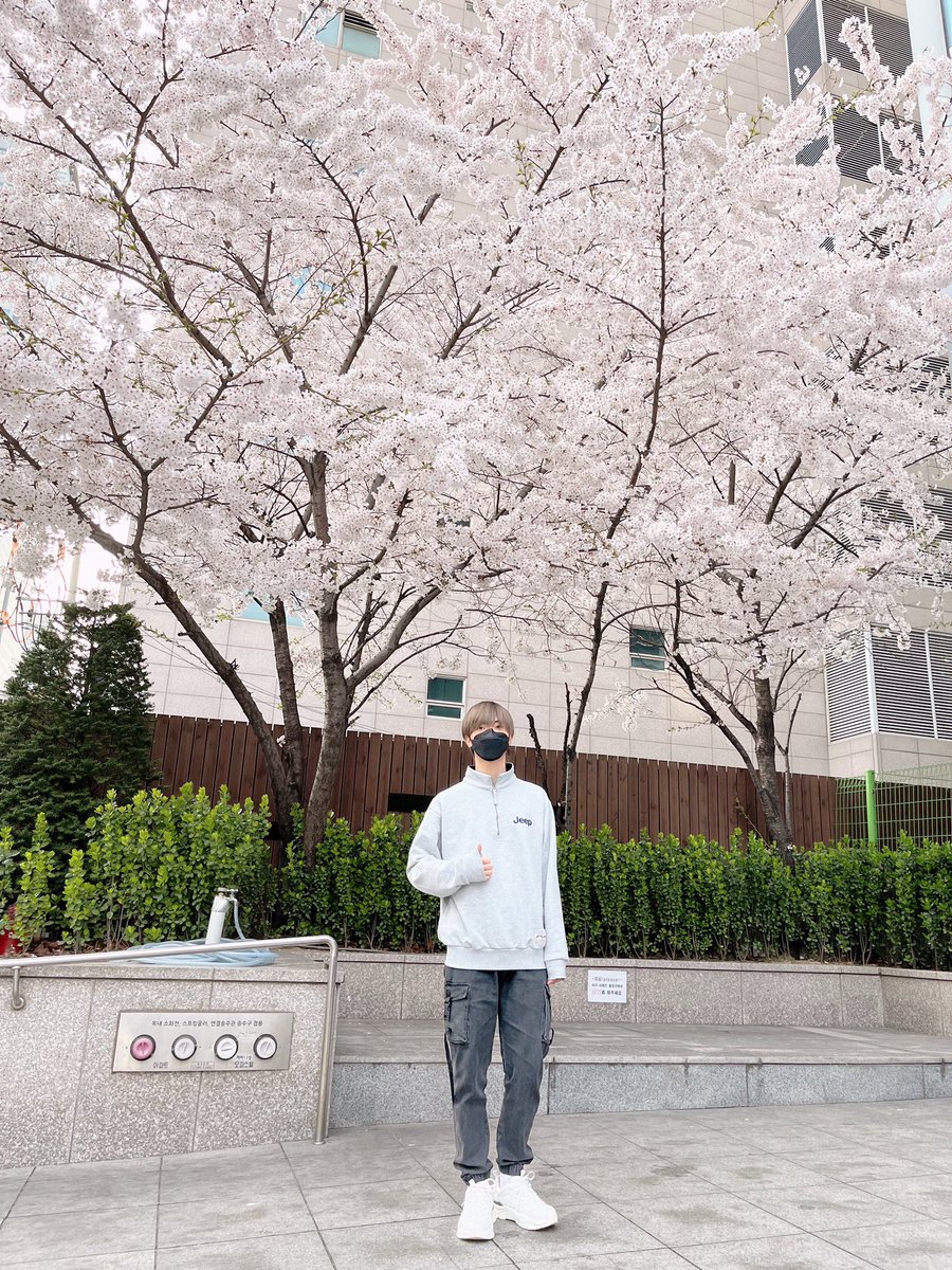 official_ONEWE's tweet photo. [#PHOTO_BY_ONEWE]

캐주얼 패션모델 현구😎

#ONEWE #원위 #하린 #강현 https://t.co/amEYd1jQeJ