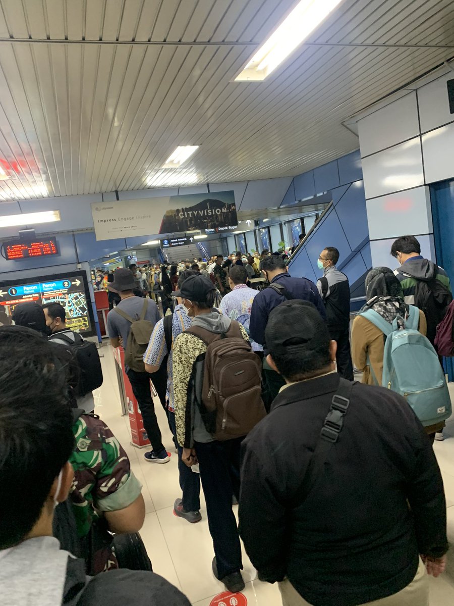 Ada apa nih dengan CL Jakarta-Bogor? Sampai panjang gini antriannya! (Stasiun Juanda) <a href="/CommuterLine/">KAI Commuter</a>
