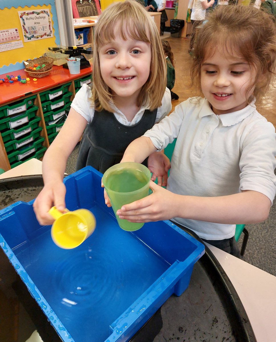 KPSFeed's tweet photo. #KPSYear1 are exploring volume today and are using different containers to measure water at different capacities π¦ #KPSMaths #KnavesmireCharacter #Fun #KnowMore #HardWorking https://t.co/jH8a2G72tg