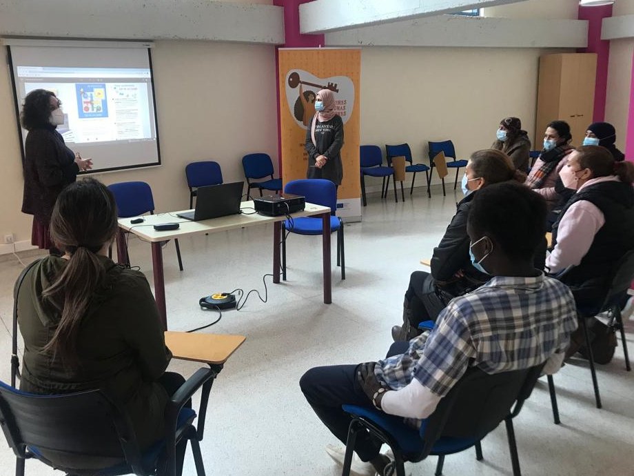 Murciasalud's tweet photo. 💊Talleres para promover el buen uso de antibióticos dirigidos a grupos de población con barreras idiomáticas impartidos desde el Programa de Uso Responsable de #Antibióticos en la Primera Infancia #PURAPI en colaboración con @ColumbaresONG
#MurciaSalud https://t.co/0EZuuMQQXA