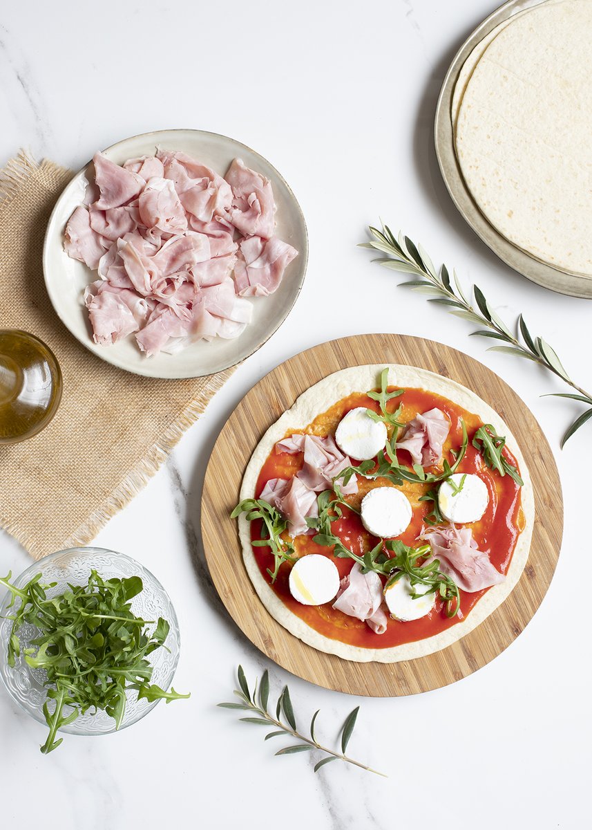 😍 ¿Tienes ganas de sorprender a los tuyos con una receta fácil y riquísima? ¡Hoy, <a href="/lidiadelao/">ATRAPADA EN MI COCINA</a> nos propone esta piadina de rúcula con queso de cabra y Pétalos de Jamón Cocido Delizias de #NOEL!

👀 ¡Consulta la receta completa en nuestro perfil! 👉 loom.ly/jaZvpCI