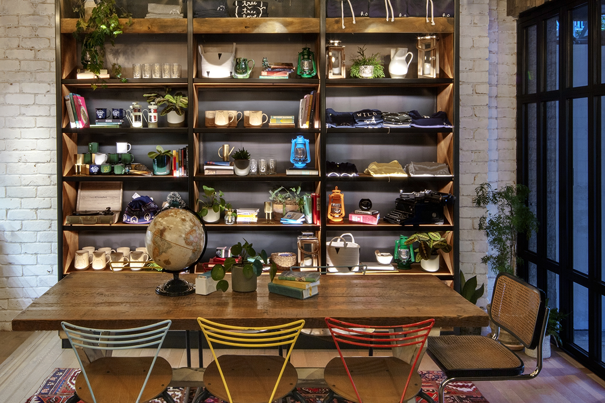 In this relaxed dining area, the key ambience is from the shelving unit. The lighting created the perfect moods throughout the unique spaces found in the stunning Treehouse Hotel London. 

#lightingdesigninternational #lightingdesign #lighting #design #treehousehotel #london