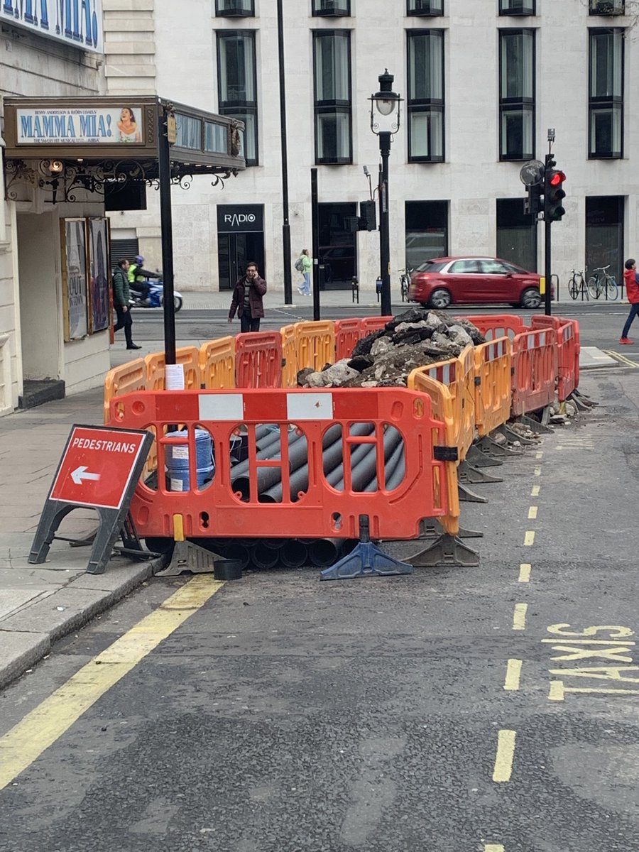 comcab33's tweet image. We know you like to let @FMConwayltd do what they like with our Taxi Ranks @CityWestminster  !!!  But as they have reopened Catherine st Any chance you could ask them nicely if they have time could they remove their rubbish, No rush, Don’t upset them, This side of Easter 🐣 🙏🙏