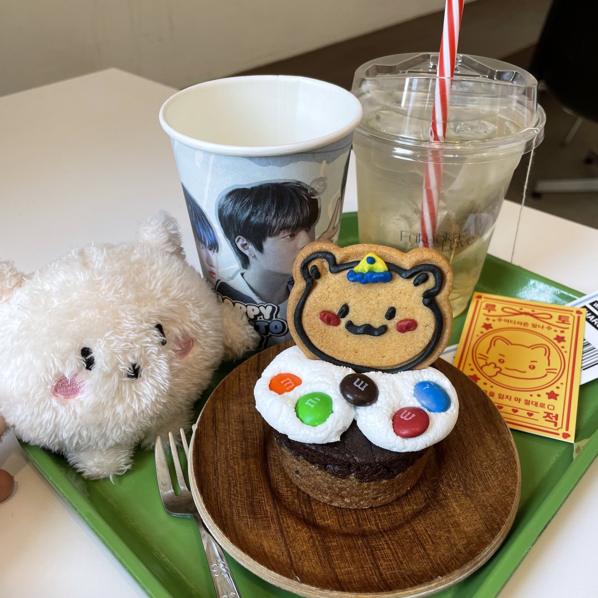 moni_kuromi's tweet photo. 루토얌!! 생일 추카해!!💙💙
루루 컵케이크 너무 귀여워서 내가 한 입에 먹어버림!!🤍💙
#루토에게_끌려_매일매일
#EVERYHARUTODAY https://t.co/LObLJ3rTyE