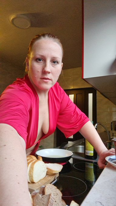 Morning After the broadcast, I cook breakfast for the whole family 🤗 Good morning 😉 https://t.co/Dog