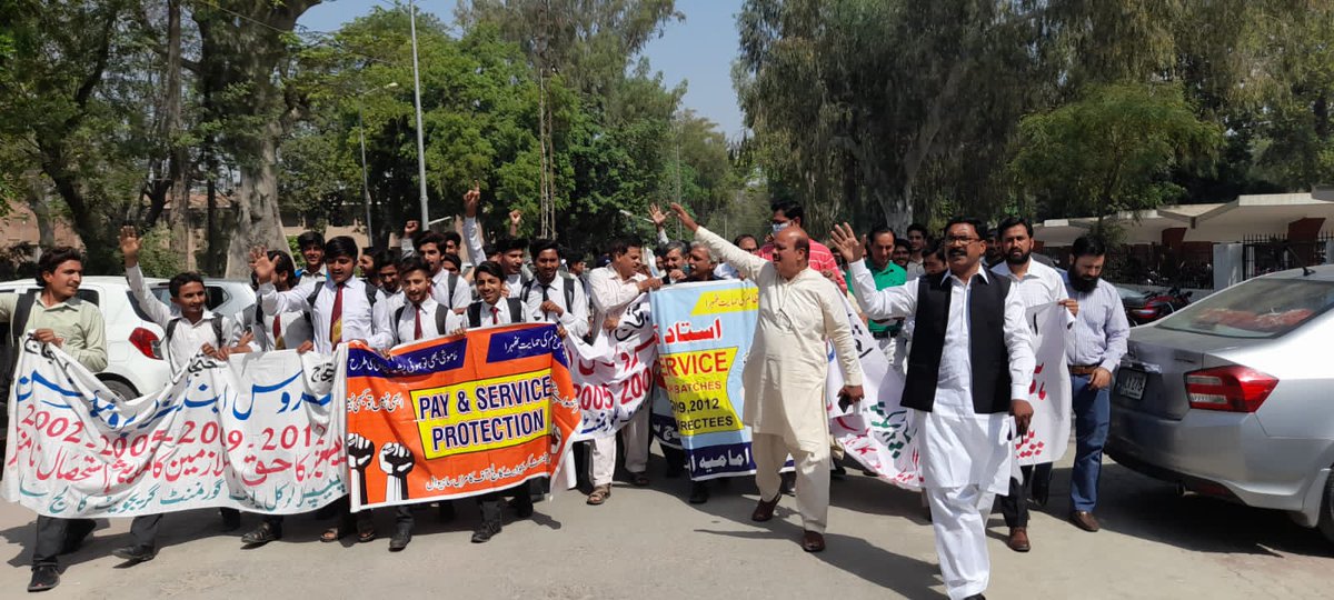 misssharif786's tweet photo. #ServiceProtection 
سڑکوں پر اساتذہ کو ذلیل کر کے کون سی عزت کما رہے ہیں? https://t.co/TrsNkPdzm7