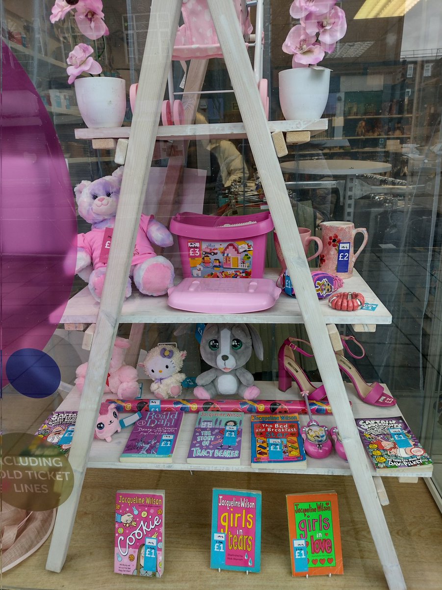 ElmParkShop's tweet photo. Pretty in pink #CRUK
New window display for this week 💖💕💖💖 https://t.co/mIxZE3DnSC