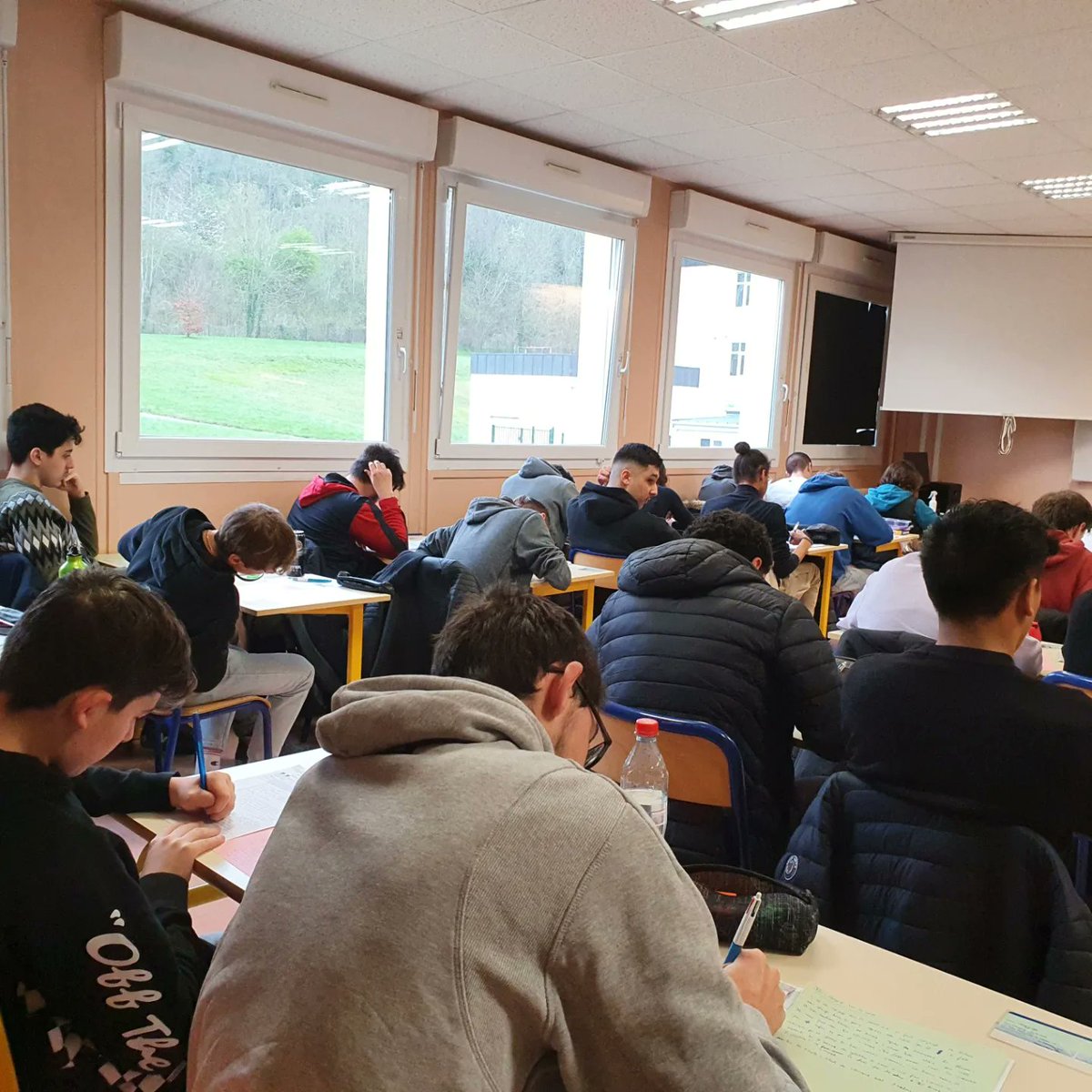 siiLouviers's tweet photo. Les journées se suivent et ne se ressemblent pas ! Hier, #prototypage, aujourd'hui #bacblanc ! #plaisirdapprendre #sti #i2d https://t.co/IZqxMakOG3