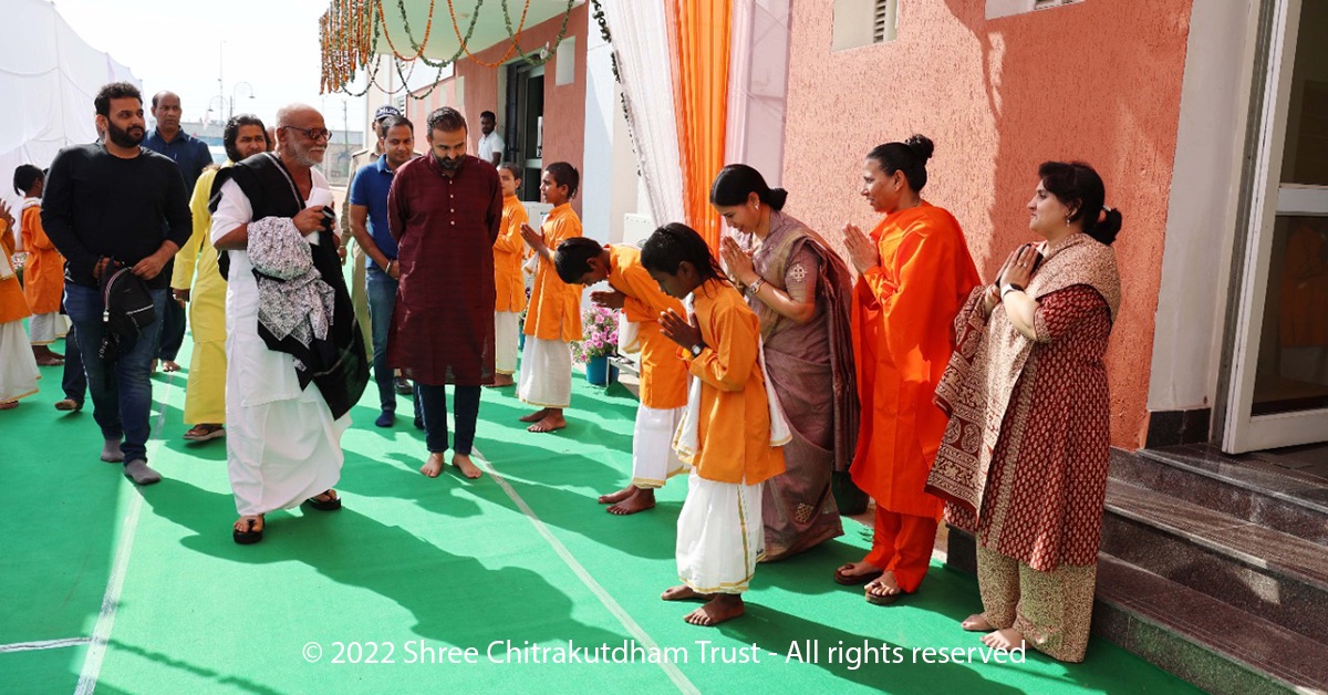 MorariBapu_'s tweet photo. || Manas Gurukul ||

|| मानस गुरुकुल ||

Katha 894: Manas Gurukul - DAY 4
Patanjali University, #Haridwar
02/04/2022 - 10/04/2022 

© 2022 Shree Chitrakutdham Trust - All rights reserved

#MorariBapu #truth #love #compassion #ChitrakutdhamTalgajarda #Patanjali_Yogpeeth #ramkatha https://t.co/RLSdtl3m7R