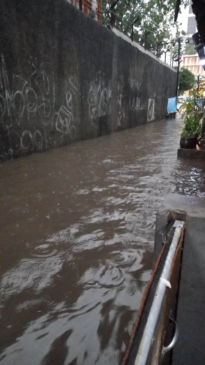 ckyputri's tweet photo. Gorong² ampe uda dibersihin ttp aja banjir 🤣🤣🤣 @DKIJakarta @PemprovJakarta https://t.co/fwHmO6dFV8