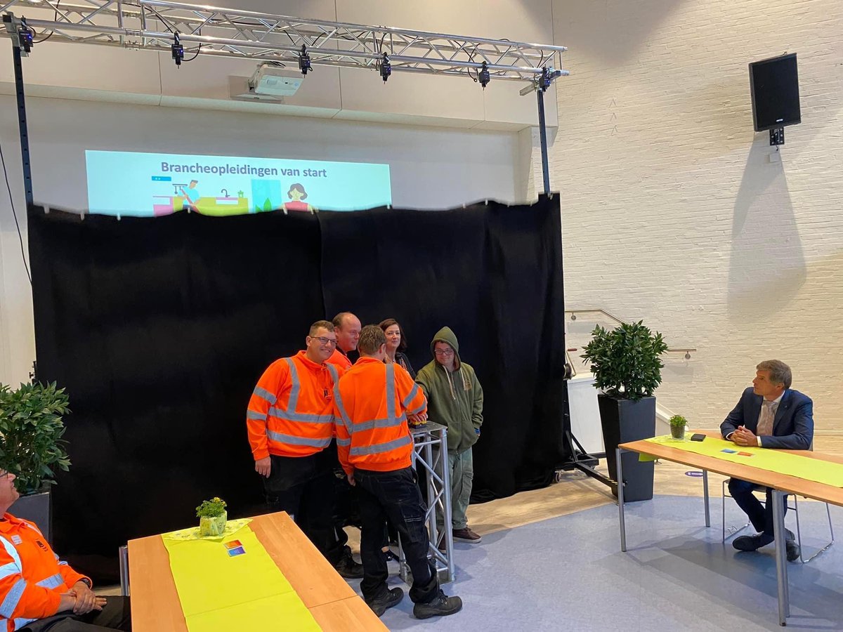 Brancheopleidingen voor mensen met een beperking van start. Minister Conny Helder van Langdurige Zorg en Sport heeft samen met drie groenstudenten de officiële start gegeven voor de brancheopleidingen voor mensen met een beperking. Lees meer: lnkd.in/e74be9cw