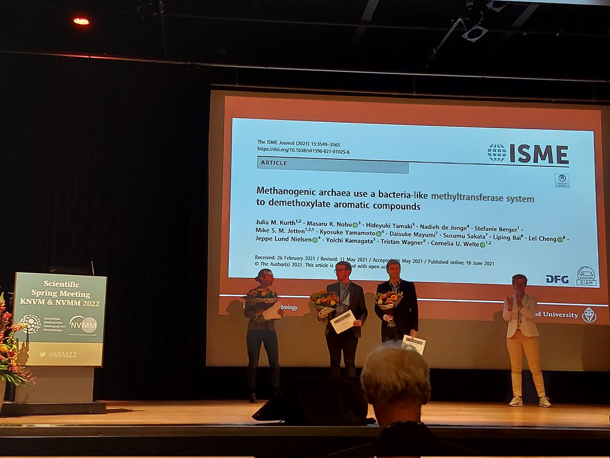 LauravanNiftrik's tweet photo. Congratulations @KurthJu1 with the van Leeuwenhoek award! #knvm #ssm22 @radboudscience https://t.co/BZwcgWT6z3
