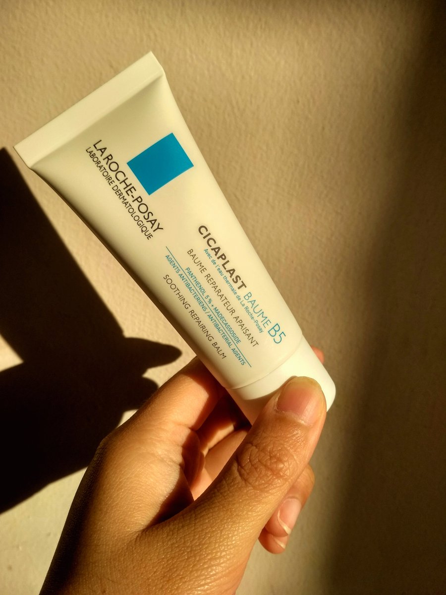 akungalaoo's tweet photo. #GlowUpdate
Quick tips for your chappy lips during fasting: use a moisturizer (esp the thick one) before applying your fav lip mask/lip balm, it could add more hydration+lock it by your lip product✨
I usually use LRP to moist my lip first then 'seal it' with vaseline lipbalm💖 https://t.co/qaI3WNm0Hu