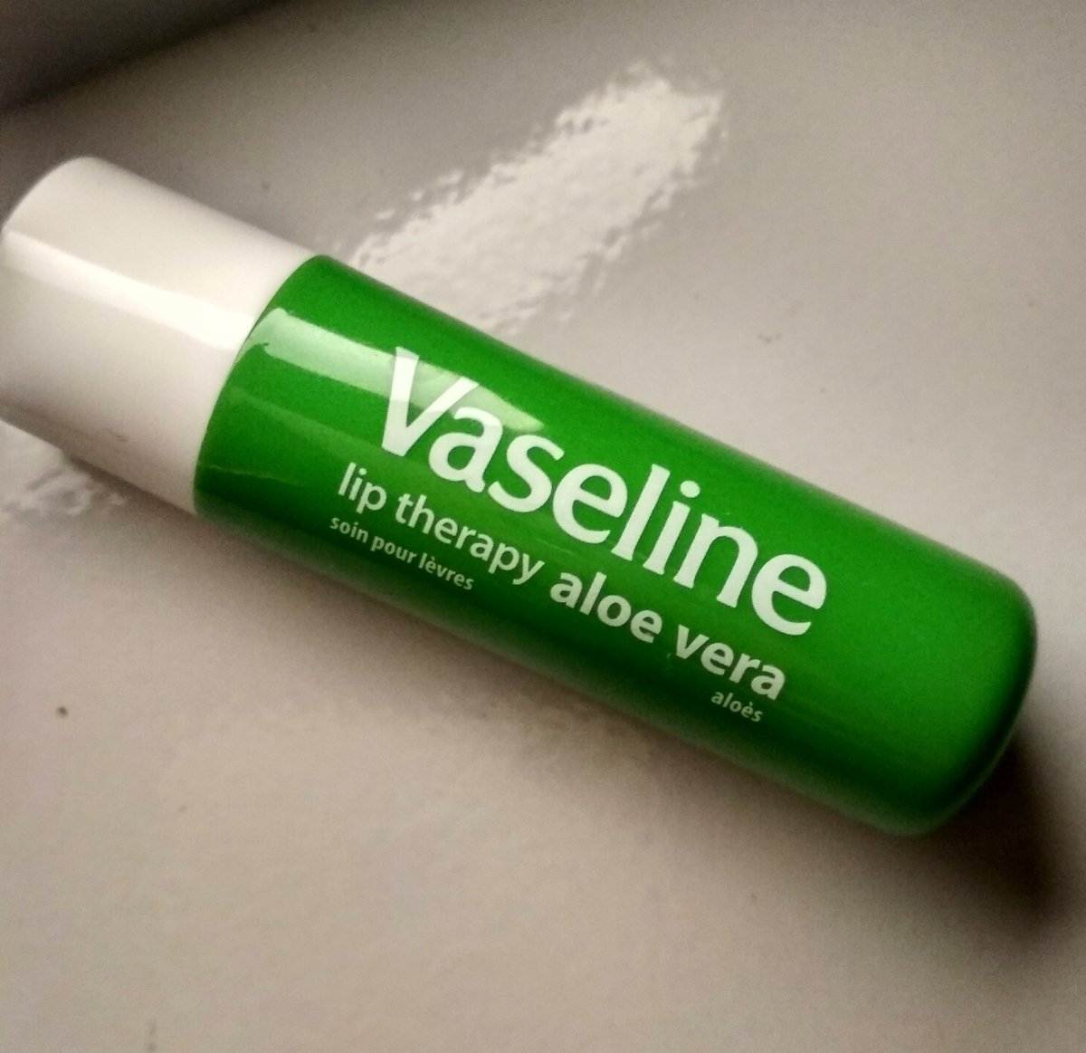 akungalaoo's tweet photo. #GlowUpdate
Quick tips for your chappy lips during fasting: use a moisturizer (esp the thick one) before applying your fav lip mask/lip balm, it could add more hydration+lock it by your lip product✨
I usually use LRP to moist my lip first then 'seal it' with vaseline lipbalm💖 https://t.co/qaI3WNm0Hu