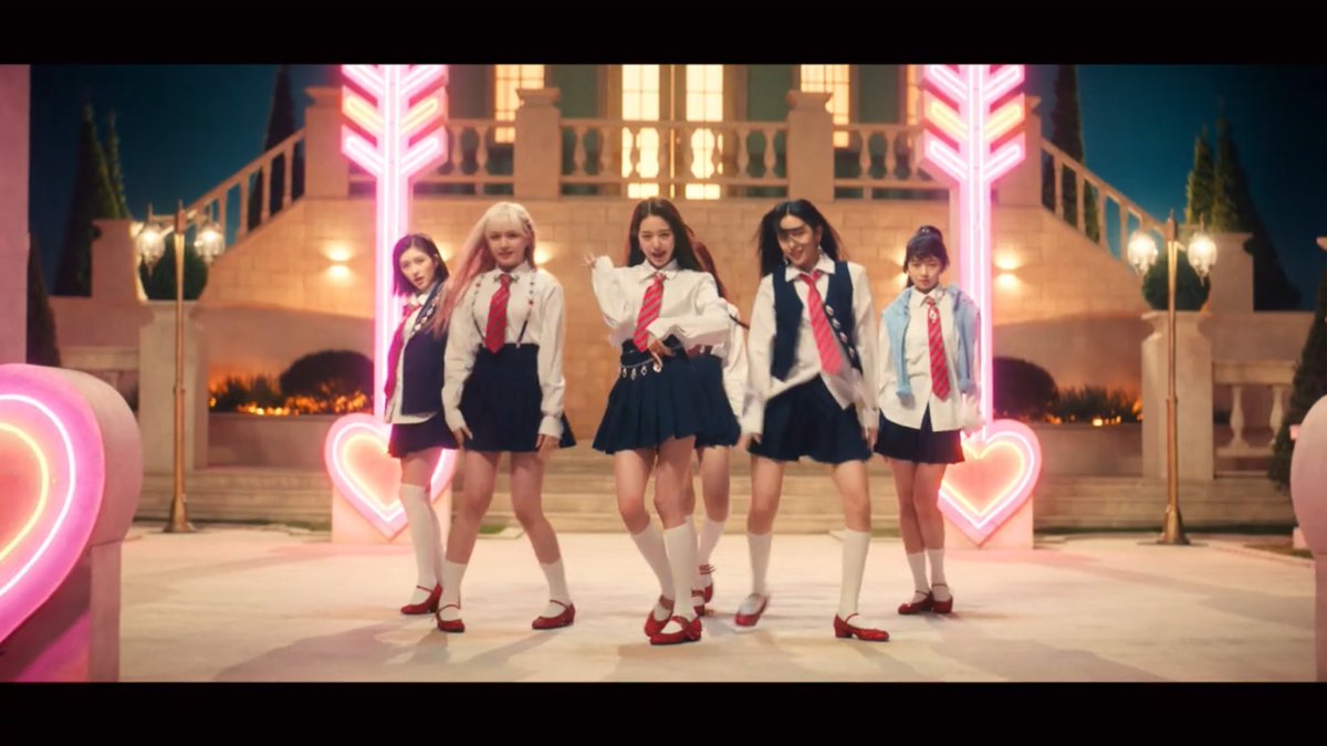 เพลงค่อนข้างเบา ท่อนฮุคก็ค่อนข้างเบาแต่ก็โอเคอยู่ ที่ชอบมากๆเลยคือเบรคแดนซ์ปังมาก เบรคแดนซ์คือสับ เพลงฟังง่ายอยู่ ถือว่าโอเคเลยแหละ แต่ถ้าถามส่วนตัวแล้วยังไม่ได้ชอบขนาดนั้นแต่ฟังไปนานๆน่าจะติดหูกว่านี้ LOVE DIVE IS OUT 
#아이브_러브다이브 #ive #IVE_LOVEDIVE #아이브
#READY_TO_DIVE