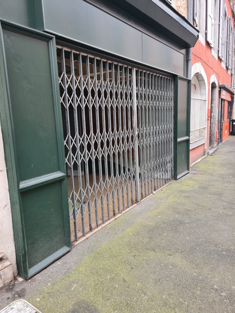 mariepierrevieu's tweet photo. C'est à #Tarbes. Dans quelques mois ces locaux deviendront le siège d'Arcane 17.
Après 13 ans de vie, la petite maison d'édition qui grandit, grandit, pose ses valises et décide de s'installer dans la commune où elle est née!
#Bonheur de l'éditrice et des écrivains j'espère ! https://t.co/R3jelwuwvb