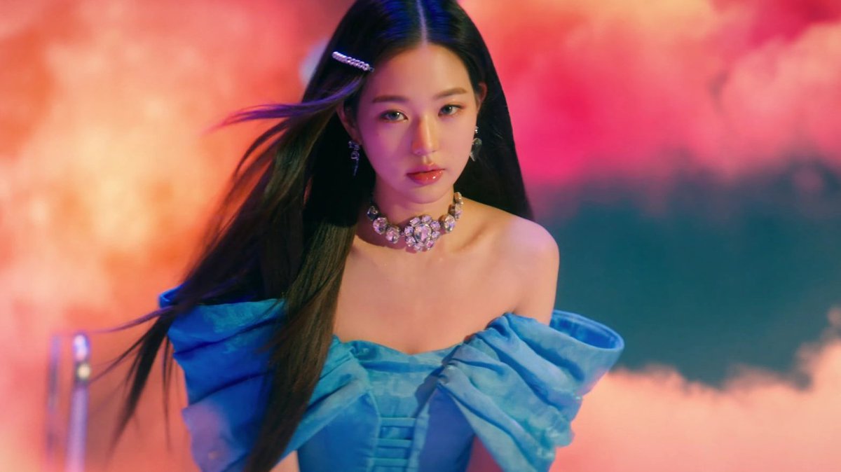 IVEpixs's tweet photo. #WONYOUNG #원영 in LOVE DIVE MV https://t.co/q7YSNsFH5w