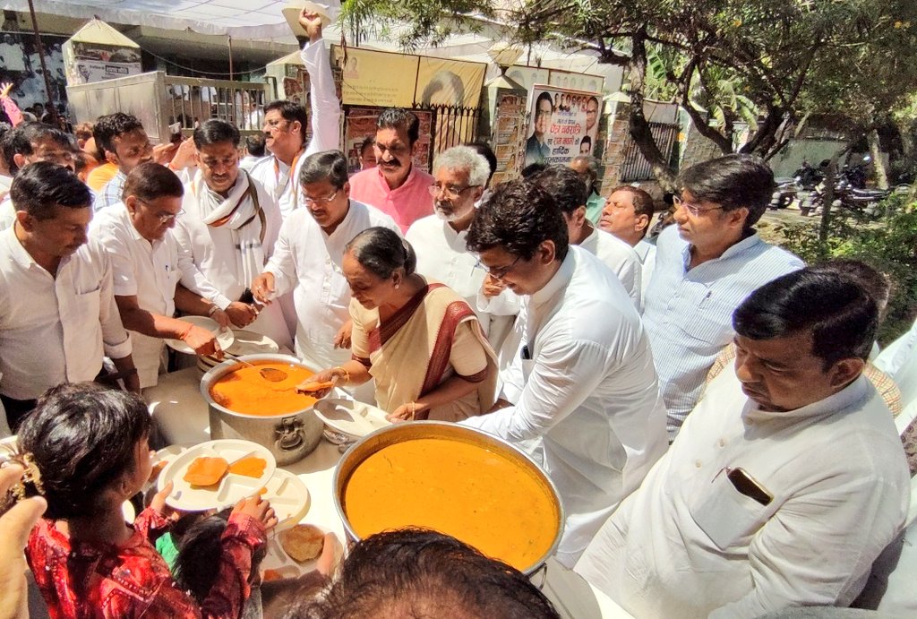 Ch_AnilKumarINC's tweet photo. पूर्व उप-प्रधानमंत्री जी के 115 वें जन्मदिवस के अवसर पर आज प्रदेश कार्यालय में पूर्व लोकसभा स्पीकर श्रीमती @meira_kumar जी ने प्रसाद वितरण किया जिसमें कांग्रेस महासचिव श्री @MukulWasnik जी व प्रदेश के वरिष्ठ नेता और कार्यकर्ता मौजूद रहे। https://t.co/8z5tHPMrO1