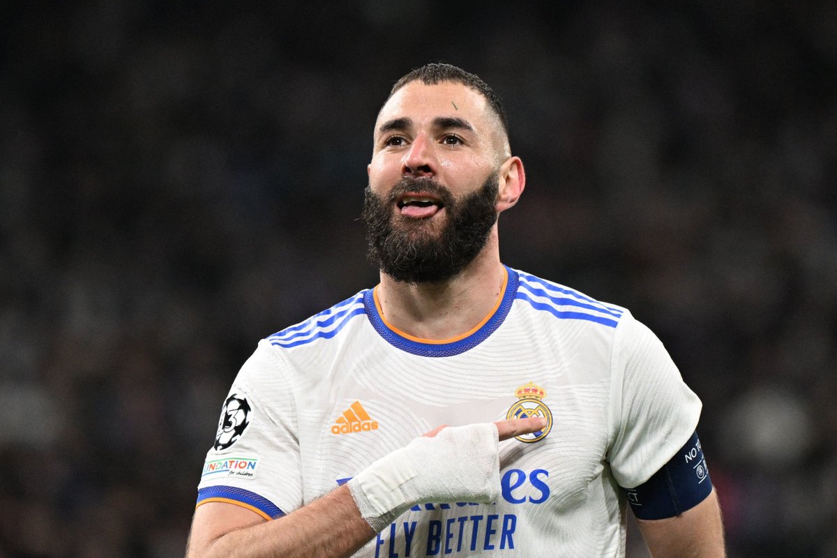 lnstantFoot's tweet photo. Karim Benzema : « Pourquoi les joueurs contestent ? Ça me rend fou quand un joueur de mon équipe fait ça. Il a sifflé, c’est fini. Tu veux faire quoi ? Il peut pas revenir dessus. Pour les penaltys, y a la VAR. Donc ça sert plus à rien de réclamer. »

(@lequipe) https://t.co/MxBS1LYgA7