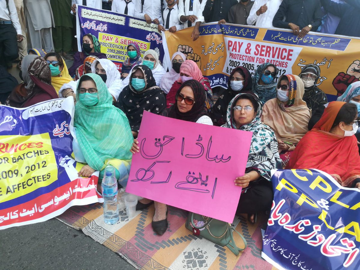 teacherqasim's tweet photo. Government has completely failed to provide basic rights to professors. Nearly 7,000 male and female professors from Punjab are forced to stage a sit-in in front of Civil Secretariat in Lahore Since 7th March for their rights. Thirty day of Lahore Sit-In ,
 #ServiceProtection https://t.co/Rr7ZIupjPh