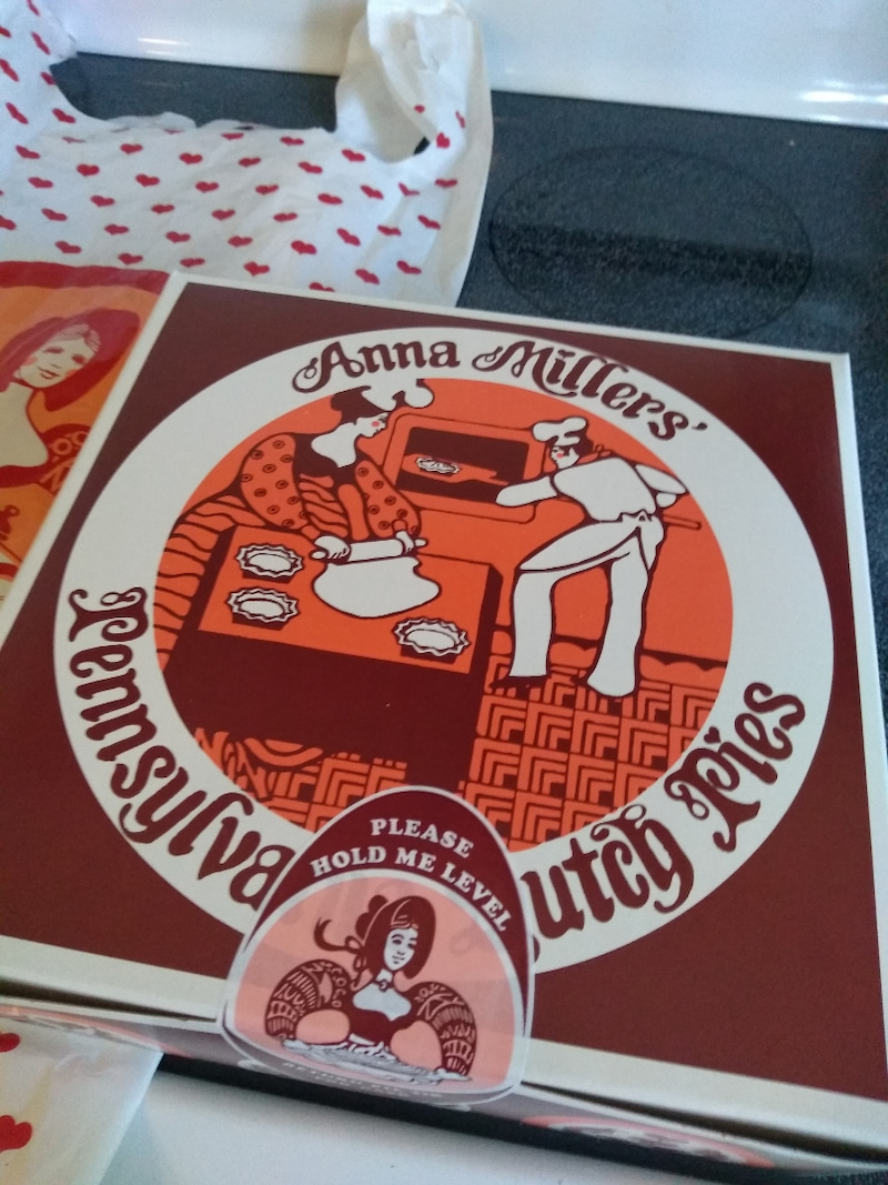 ハワイのアンナミラーズのフェイスブックから あちらのTO用の箱と袋