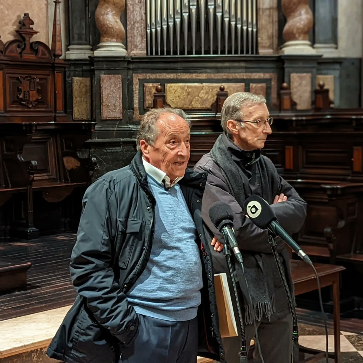 MCatedralVLC's tweet photo. 🔉Atendemos ahora mismo a los medios para explicar las causas de la aparición de humedades en las pinturas murales renacentistas de los Ángeles Músicos.
Interviene el delegado de Patrimonio de la Catedral, José Verdeguer, y el arquitecto conservador de la Seo, Salvador Vila. https://t.co/J1oUkPtOBX
