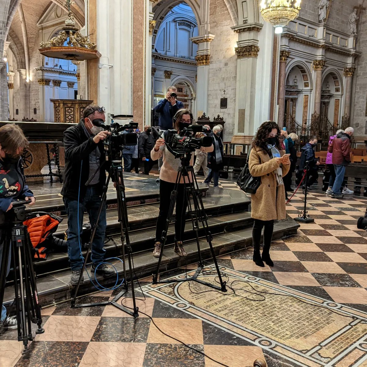 MCatedralVLC's tweet photo. 🔉Atendemos ahora mismo a los medios para explicar las causas de la aparición de humedades en las pinturas murales renacentistas de los Ángeles Músicos.
Interviene el delegado de Patrimonio de la Catedral, José Verdeguer, y el arquitecto conservador de la Seo, Salvador Vila. https://t.co/J1oUkPtOBX