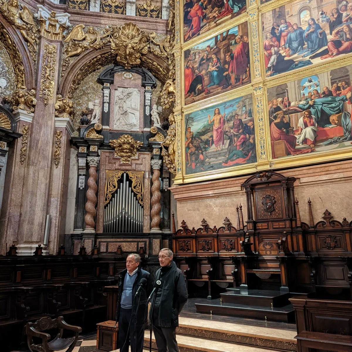 🔉Atendemos ahora mismo a los medios para explicar las causas de la aparición de humedades en las pinturas murales renacentistas de los Ángeles Músicos.
Interviene el delegado de Patrimonio de la Catedral, José Verdeguer, y el arquitecto conservador de la Seo, Salvador Vila.