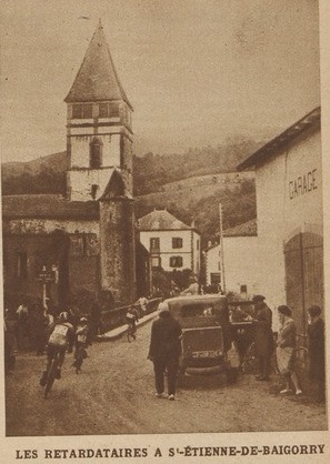 DamienPaxau's tweet photo. Passage du Tour du Pays basque devant l'église de Saint-Étienne-de-Baïgorry en 1934 cc @cycle_pyrenees @PyreneesAtlActu https://t.co/JaJ3Gqz5VG