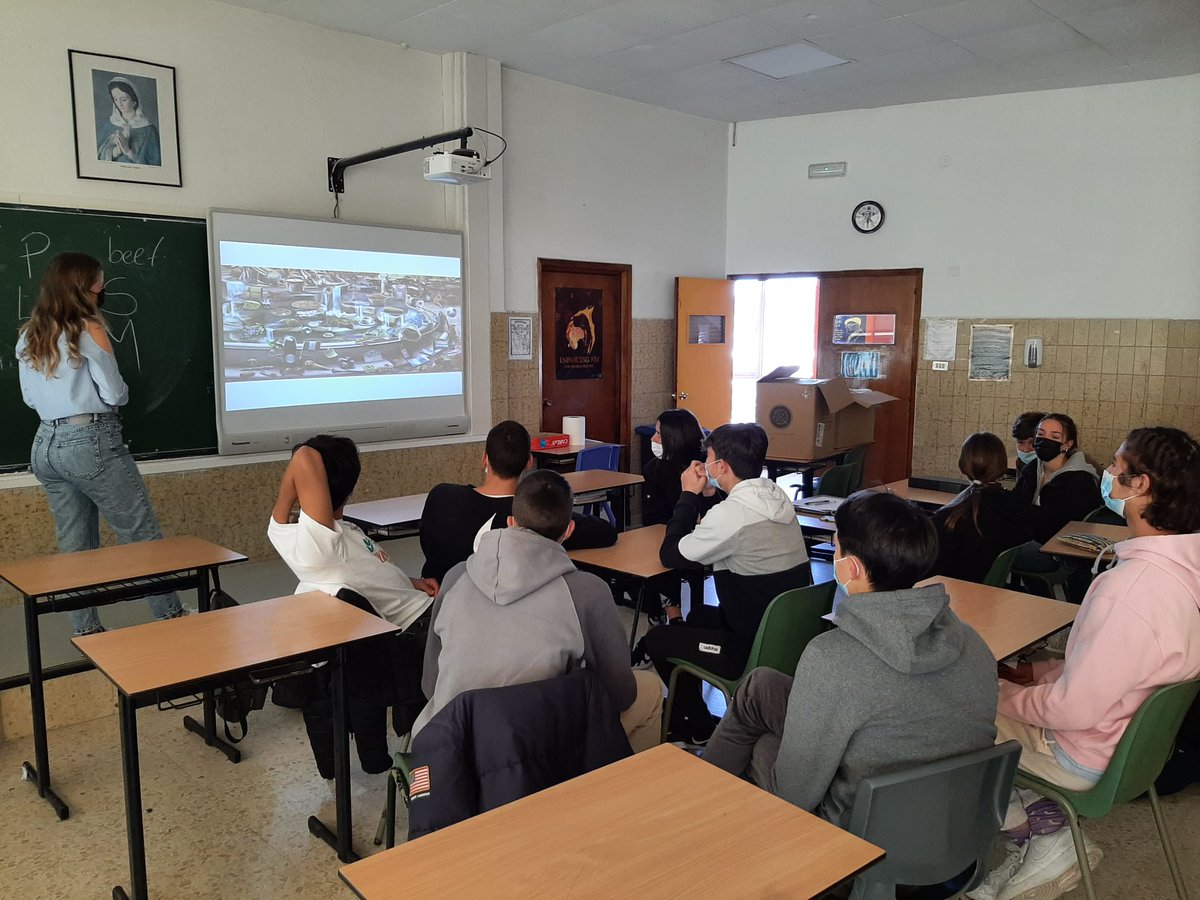 ColegioApostol's tweet photo. Ayer los alumnos de Pluribach recibieron la segunda sesión de formación del proyecto europeo #TAEUS... y algo más!!🇪🇺🇪🇺 @in_galicia @InjuveSpain @EDCoruna @ComisionEuropea @Europarl_ES #fondosdecohesion #takeawalkontheEUside https://t.co/W0C3oqLzX4