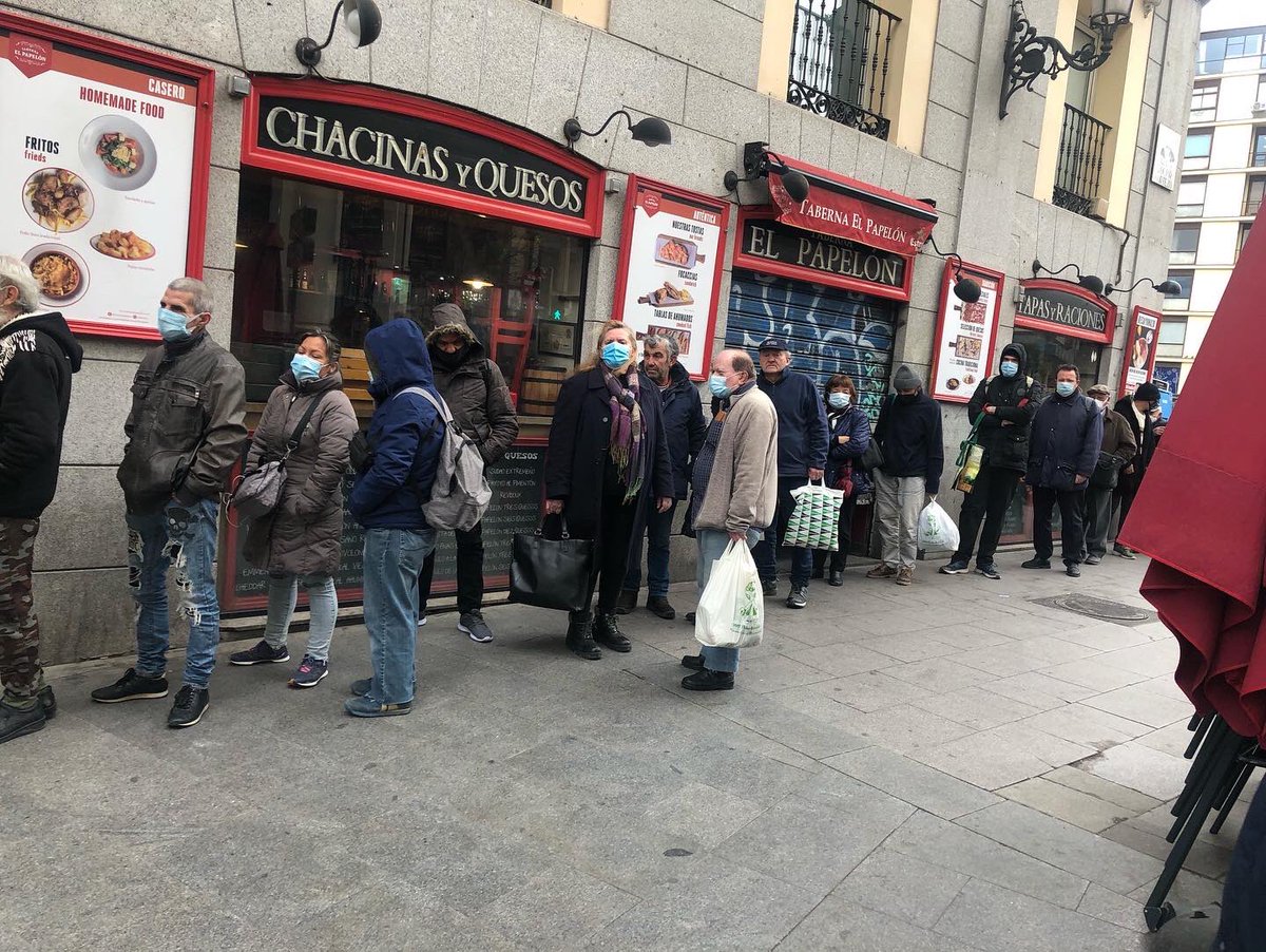 arrozfso's tweet photo. Madrid 09h las colas de personas  que necesitan que le den algo caliente y un poco de comida para pasar el día. 99% son Españoles. Si madrugara un poco el consejero que no encontraba personas necesitada la vería ha 100M de la puerta del sol https://t.co/8CgeIk2v6A