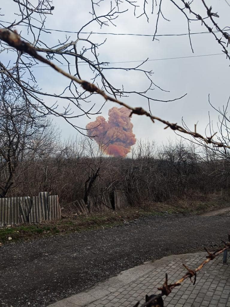 In Rubizhne, Luhansk region, Russian troops hit a cistern with nitric acid. Acid vapors cause poisoning signs of bronchitis, mild bronchiolitis, dizziness, somnolence appear; in case of severe poisoning - pulmonary edema.