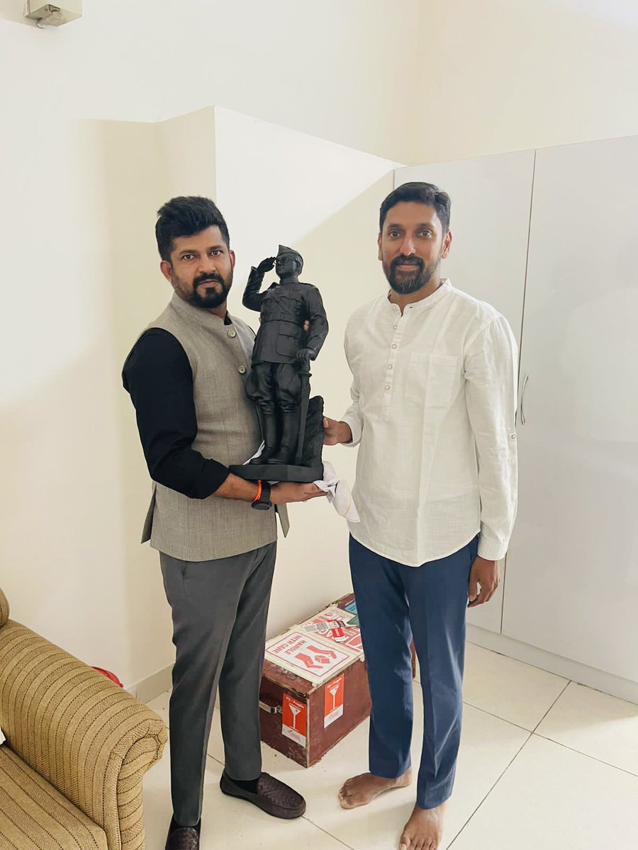 mepratap's tweet photo. ಸುಭಾಷಚಂದ್ರ ಬೋಸರ ಚಿಕ್ಕ ಮೂರ್ತಿಯನ್ನು ಮೋದೀಜಿಯವರಿಗೆ ಕೊಡುವ ಮುನ್ನ ನಾನು ಮತ್ತು ಅರುಣ್! https://t.co/ulUGSC84GX