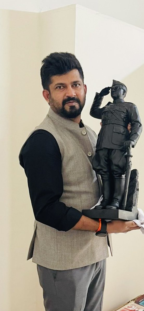 mepratap's tweet photo. ಸುಭಾಷಚಂದ್ರ ಬೋಸರ ಚಿಕ್ಕ ಮೂರ್ತಿಯನ್ನು ಮೋದೀಜಿಯವರಿಗೆ ಕೊಡುವ ಮುನ್ನ ನಾನು ಮತ್ತು ಅರುಣ್! https://t.co/ulUGSC84GX