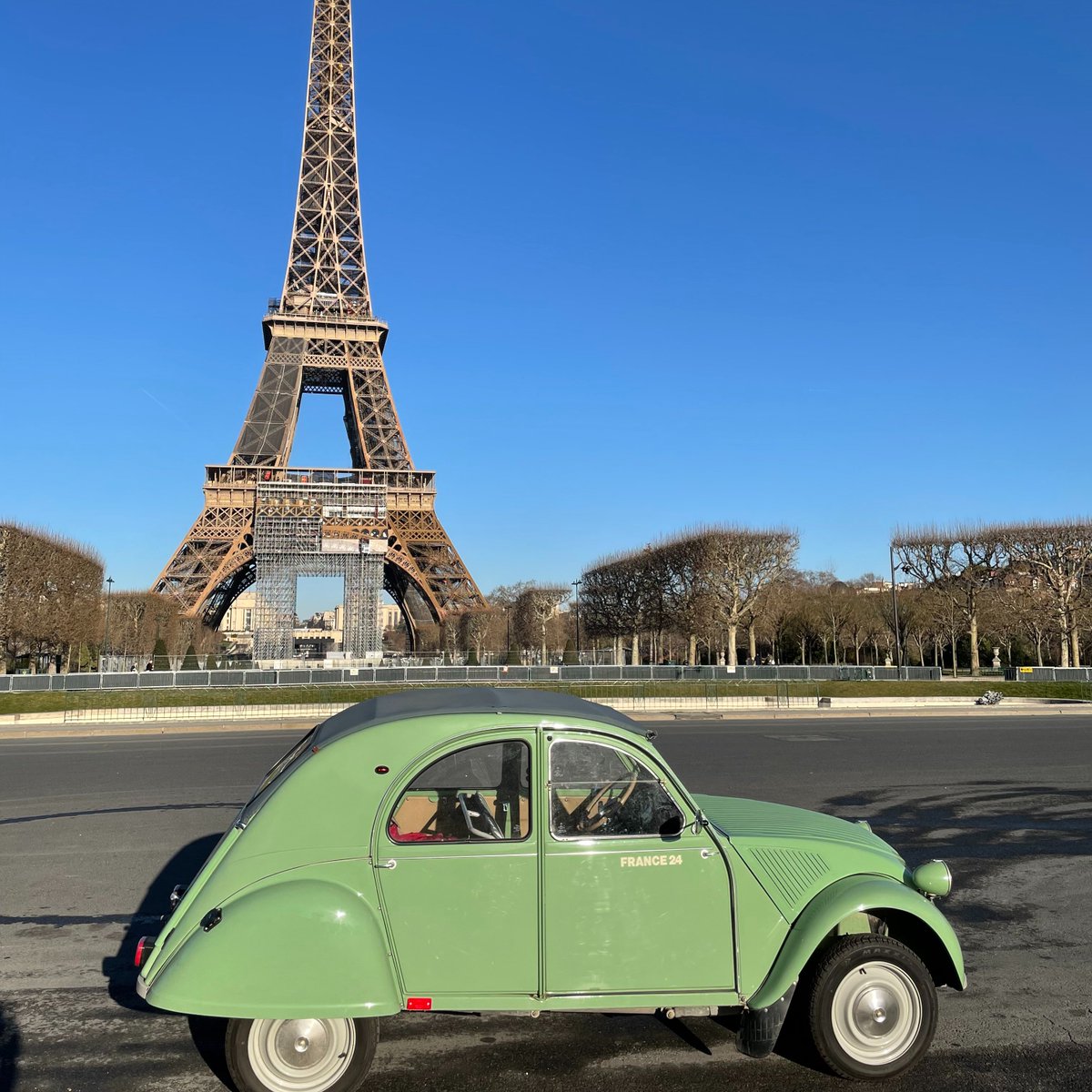 Pendant plusieurs semaines, l'équipe du #roadtripf24🚘a traversé la #France 🇫🇷 pour évoquer les grands thèmes de la campagne #presidentielle2022 🗳️. 

Pour cette dernière étape, on retrouve notre petite #voitureelectrique dans les rues de #Paris !