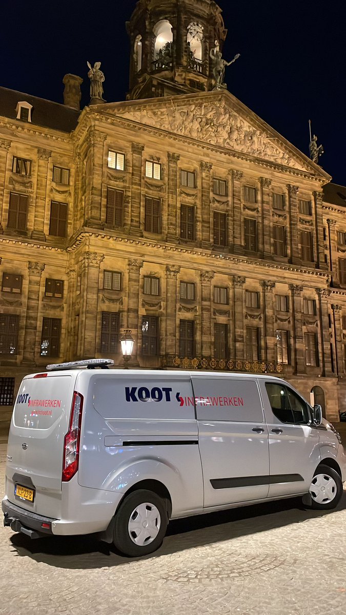 info_koot's tweet photo. Voor het staatsbezoek van afgelopen maandag hebben wij in opdracht van de @gemeenteamsterdam de banken en prullenbakken weggehaald en de Dam schoongemaakt. #gemeenteamsterdam #gww #kootinfrawerken #dam #staatsbezoek #appeldoorn #grandhotelkrasnapolsky https://t.co/Nalvx2lkpv